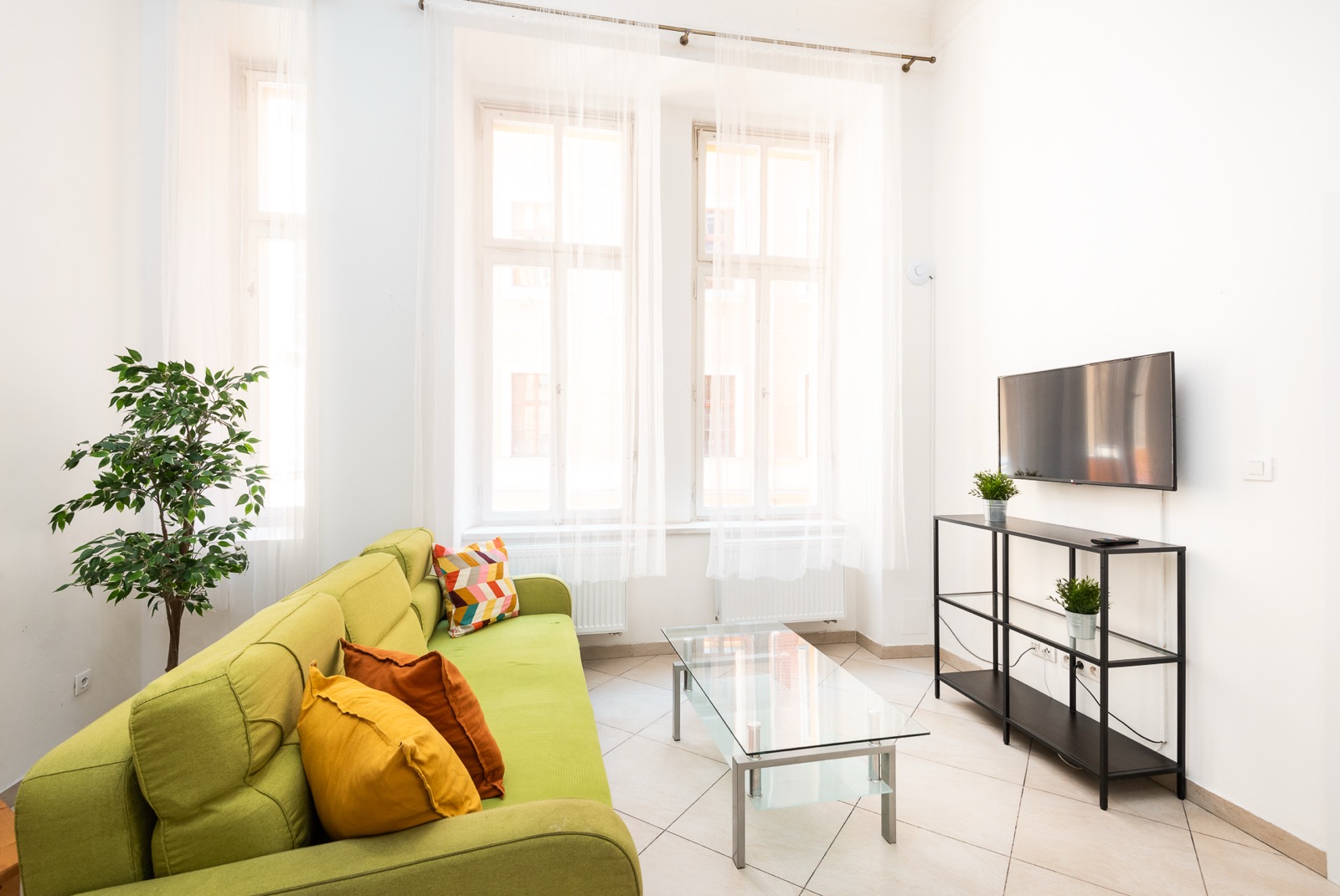 Prosvětlený obývací pokoj v apartmánu na Hybernské 26 v Praze