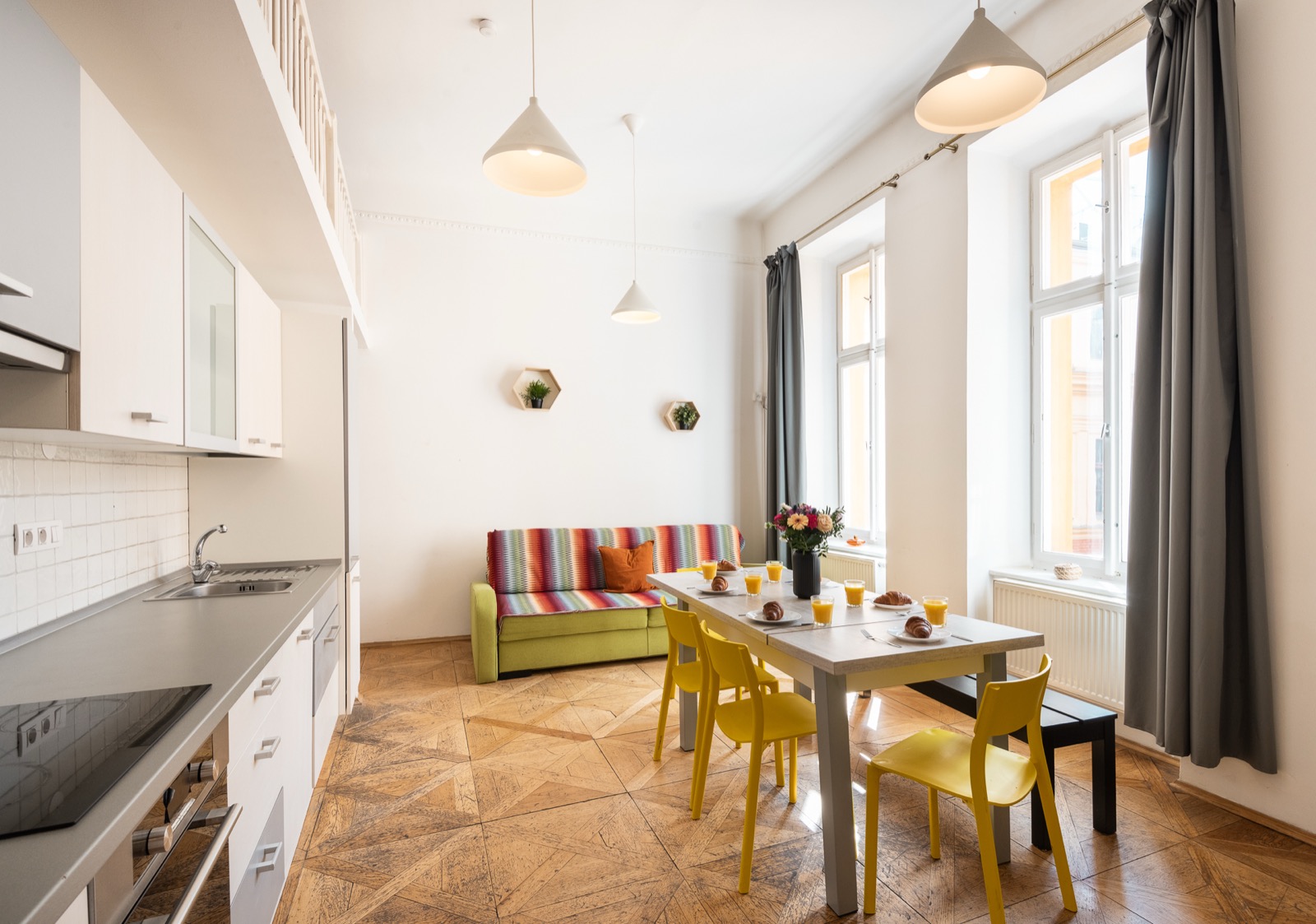 Apartmán H08 — kuchyně s pruhovanou pohovkou a jídelnou