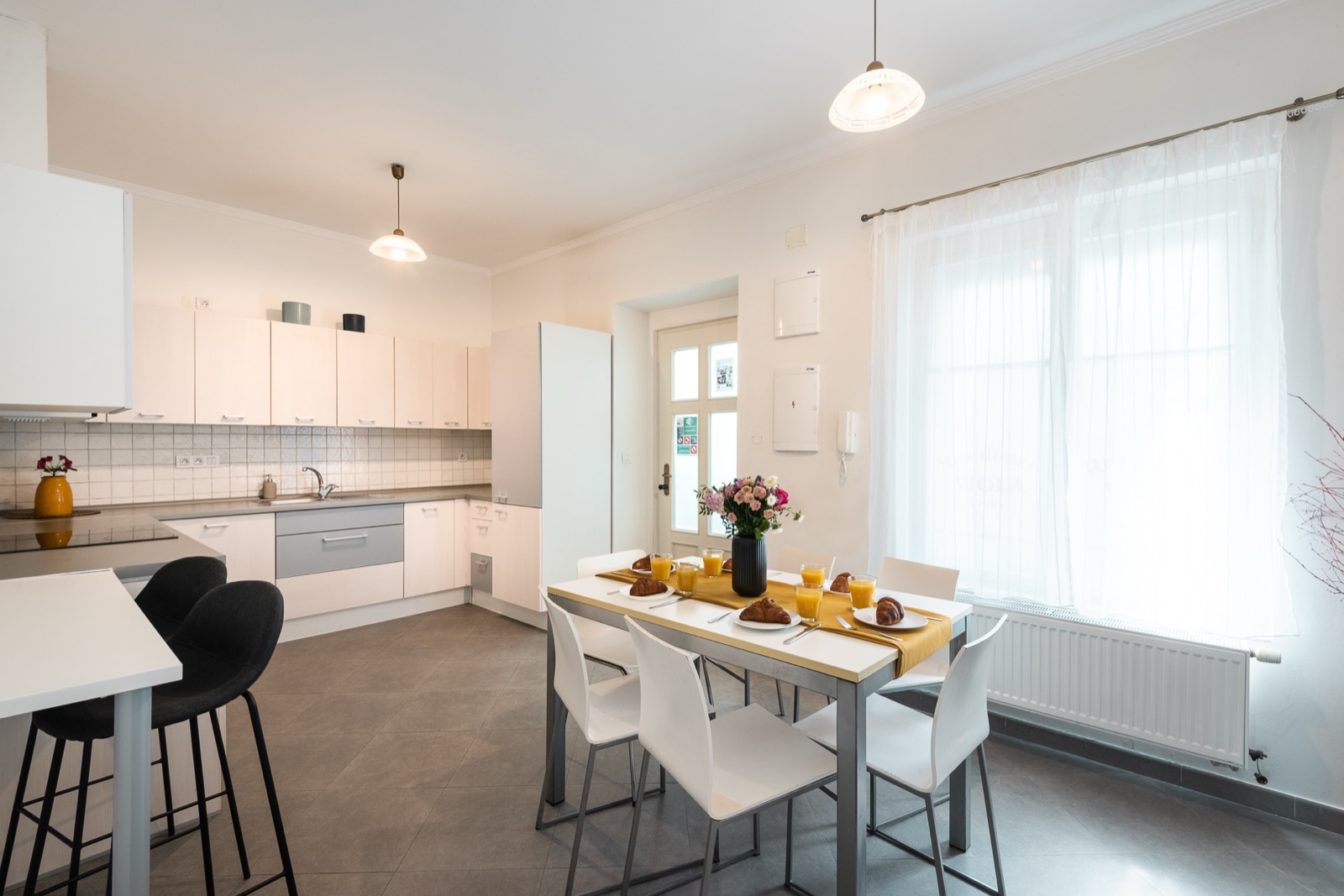 Apartmán H10 — světlá bílá kuchyně s jídelním koutem