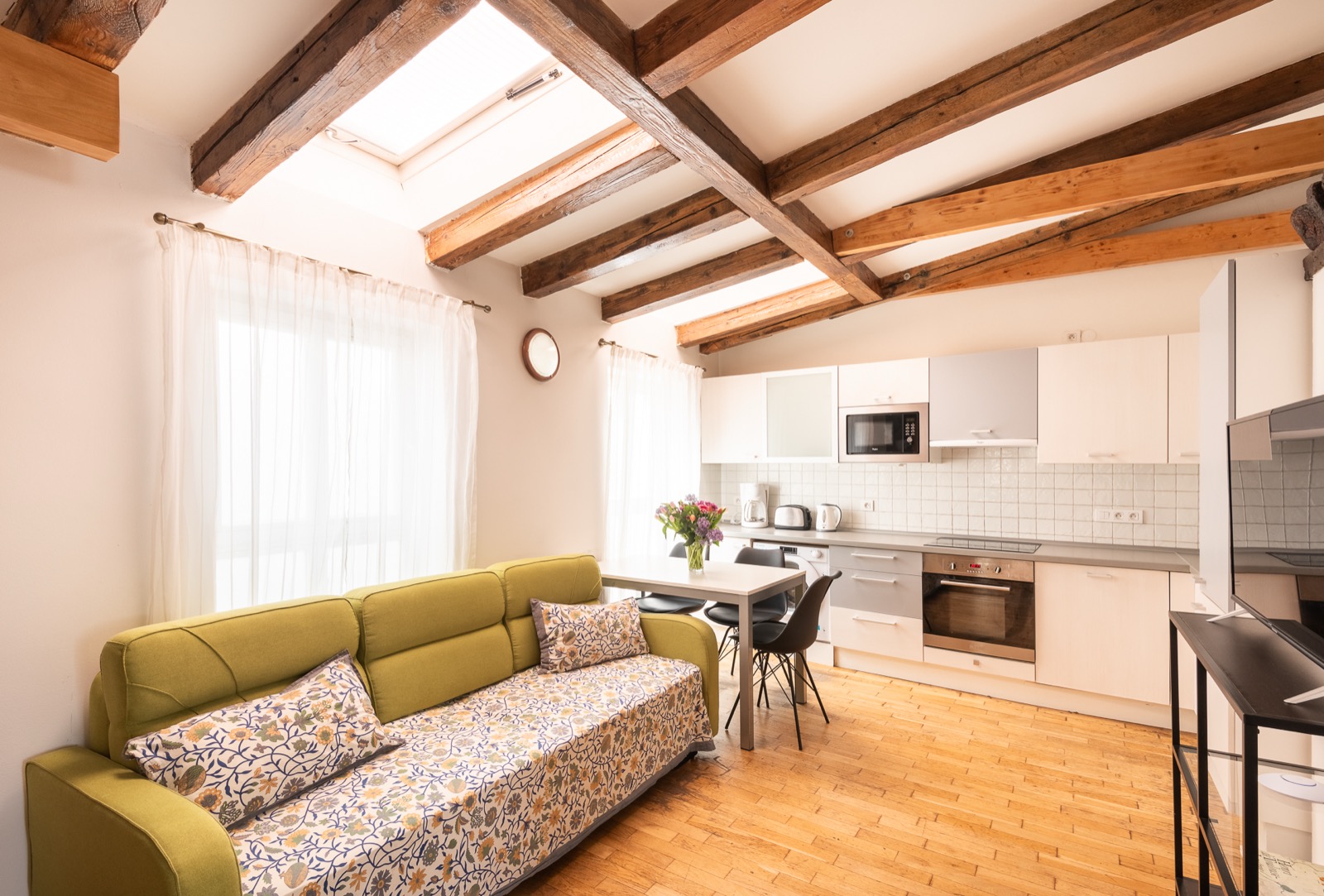 Apartmán H13 — podkrovní obývák s dřevěnými trámy