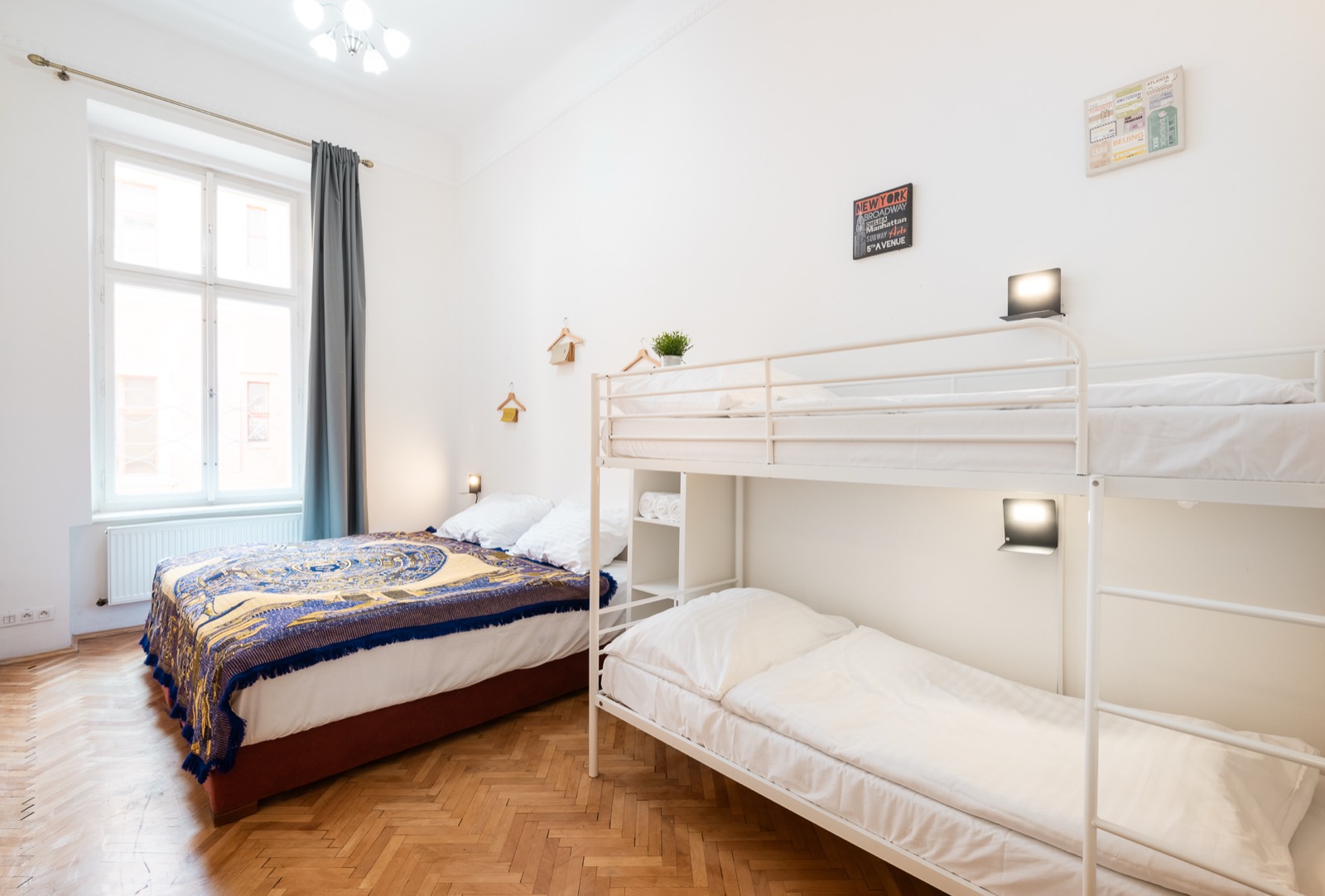Útulná ložnice s dřevěným žebříkem v apartmánu Hybernská 26, Praha 1