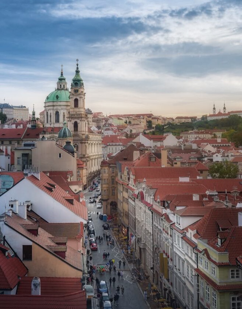 Střechy Malé Strany s chrámem sv. Mikuláše